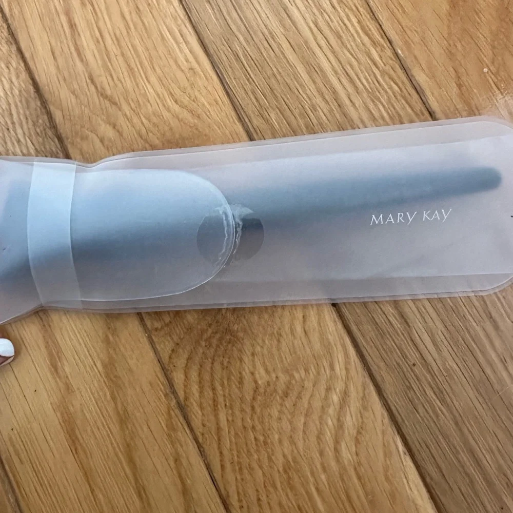 Mary Kay Sleek Black Foundation Brush